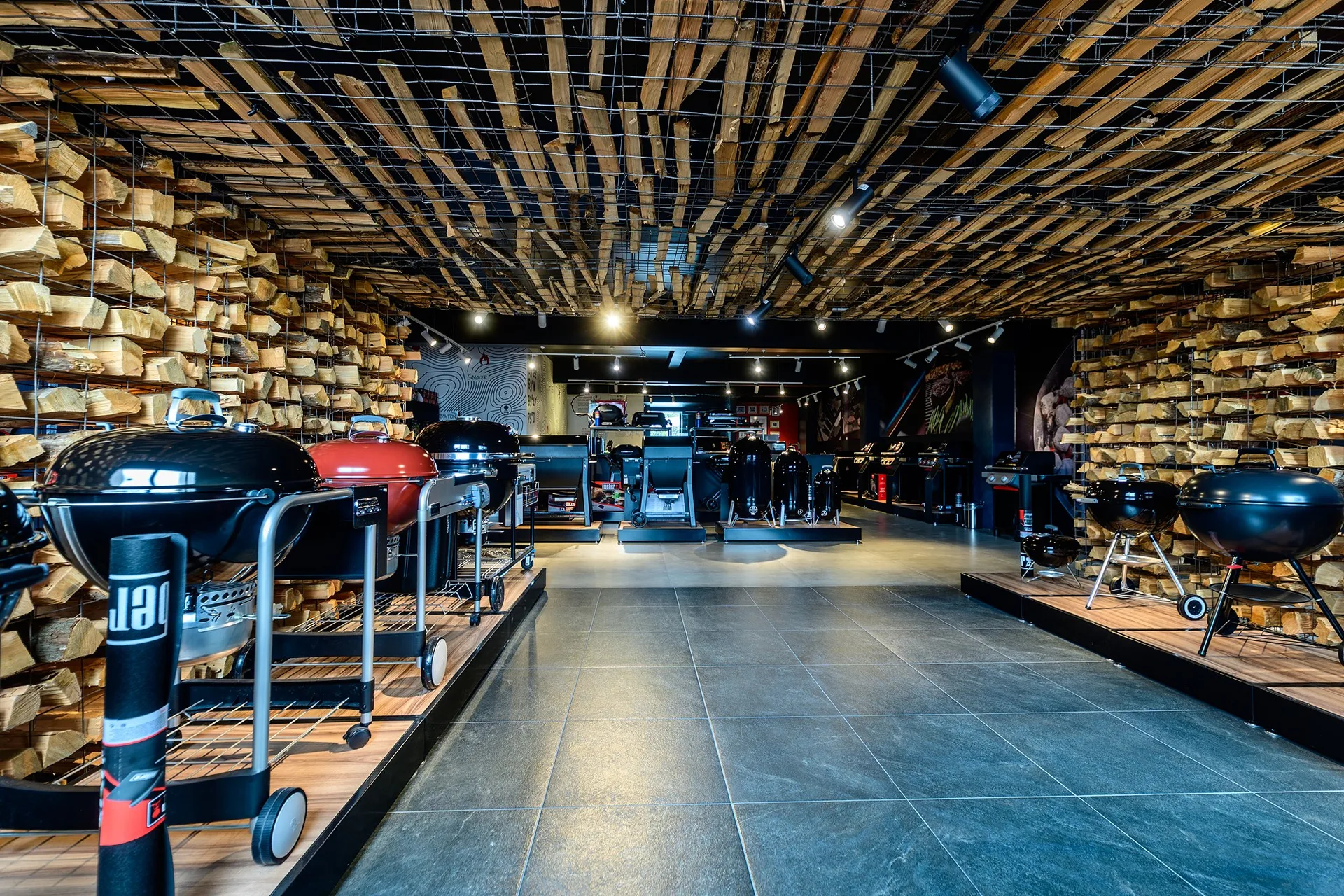 Interior boutique con dosel de leña